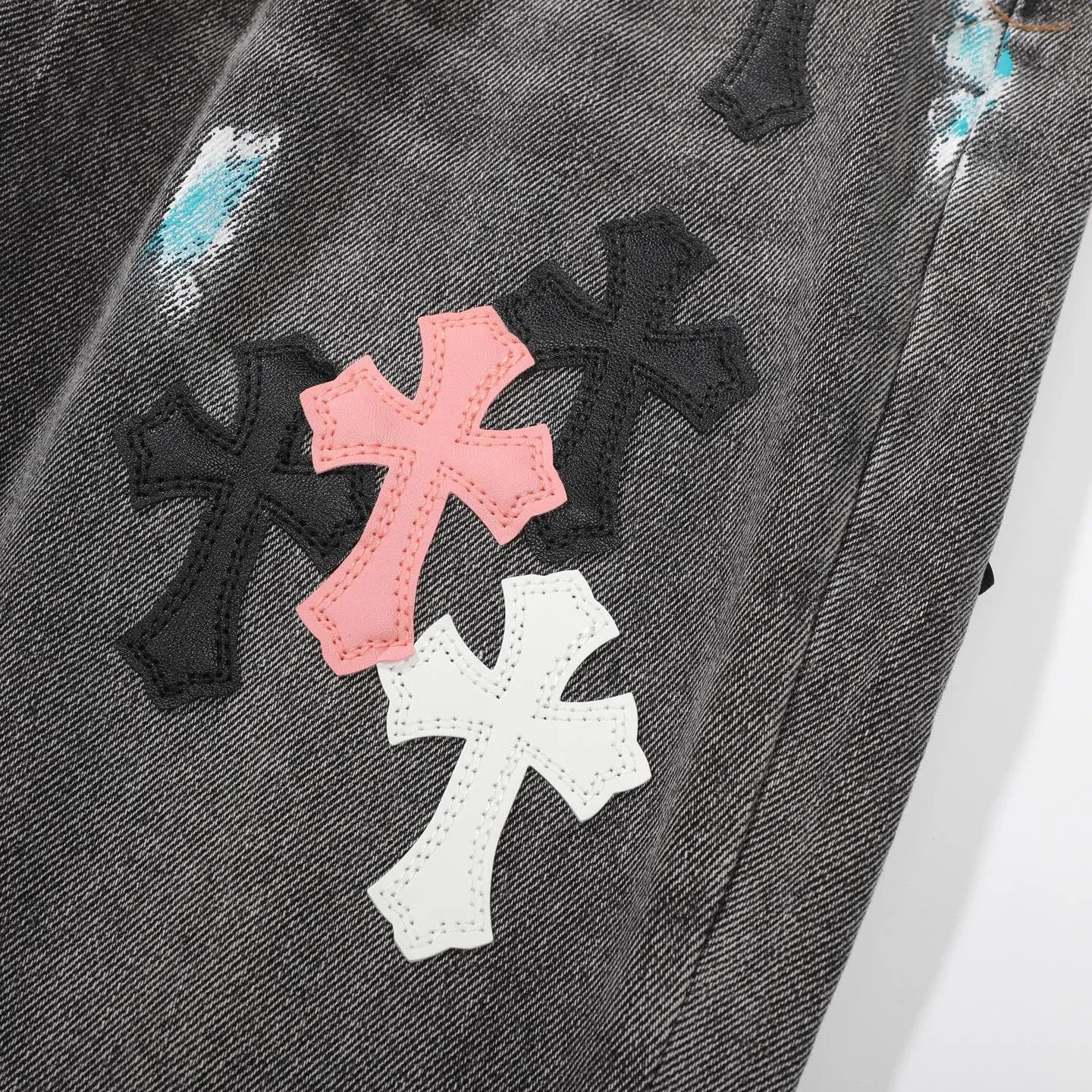 P340 top version GALLERY DEPT & Chrome hearts washed jeans with co-branded blue, yellow, black, white and multi-color stitching. Really restores the ultimate vintage texture. Three-dimensional version. Loose and comfortable, not picky about body shape. Makes taller and slimmer. Factory Seiko. Original factory quality control. Same style for men and women. Can be matched with couples. Versatile recommendation. Must-have jeans for all seasons. Fashionistas have been disappointed. From the quality selection of fabrics, the tailoring of details, and the matching of patterns, they are all impeccable! It is so handsome when worn...men, women, old and young can easily wear it! The craftsmanship is made of heavy-duty washed pure cotton denim fabric. After washing, it is soft and thick and looks very stylish when worn. Color: black Size: 28 30 32 34 36